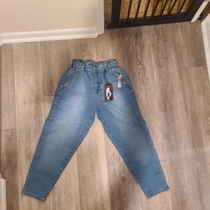 NWT No Boundaries Ultra High Rise Mom Jeans Size M(7-9)